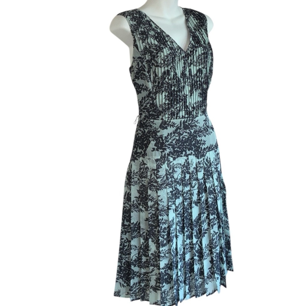 HALOGEN Dress Women's 8, Pretty Pleated Floral, Sleeveless, Side Zip. EUC